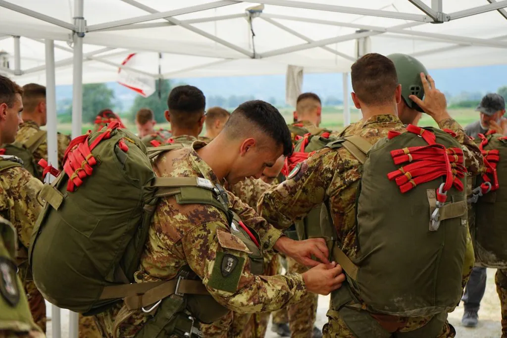 Accademia Militare, abilitazione all'aviolancio per gli Allievi Ufficiali del 206° Corso “Dignità” Dal coraggio alla leadership: gli Allievi Ufficiali del 206° Corso “Dignità” conquistano il brevetto di paracadutista militare