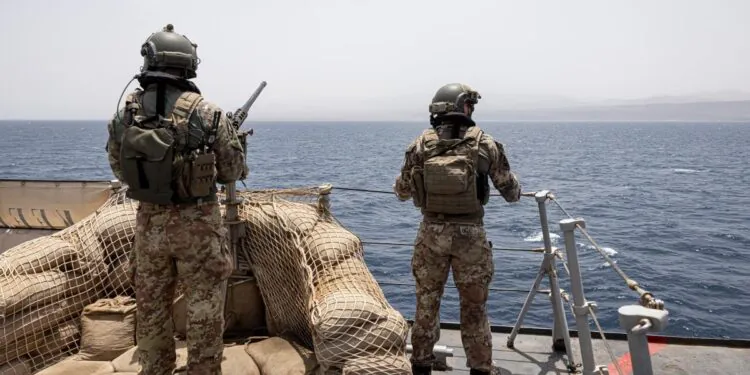 Mar Rosso, la linea ferma di Crosetto: l'Italia non arretra per sventare la tattica del caos di Iran e Houti