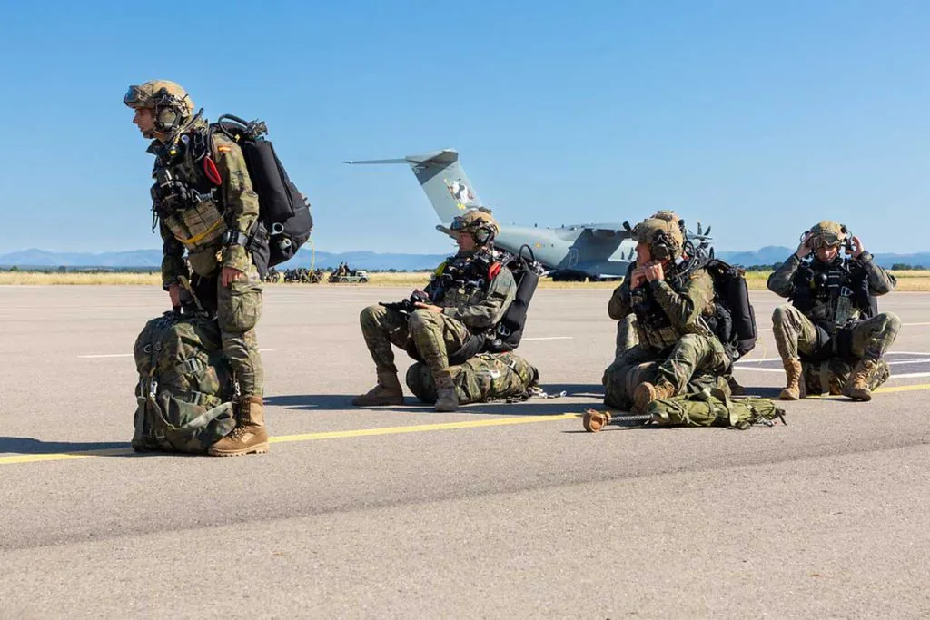 Paracadutisti e Forze Speciali sempre pi&ugrave; vicini: i modelli europei e il caso italiano
