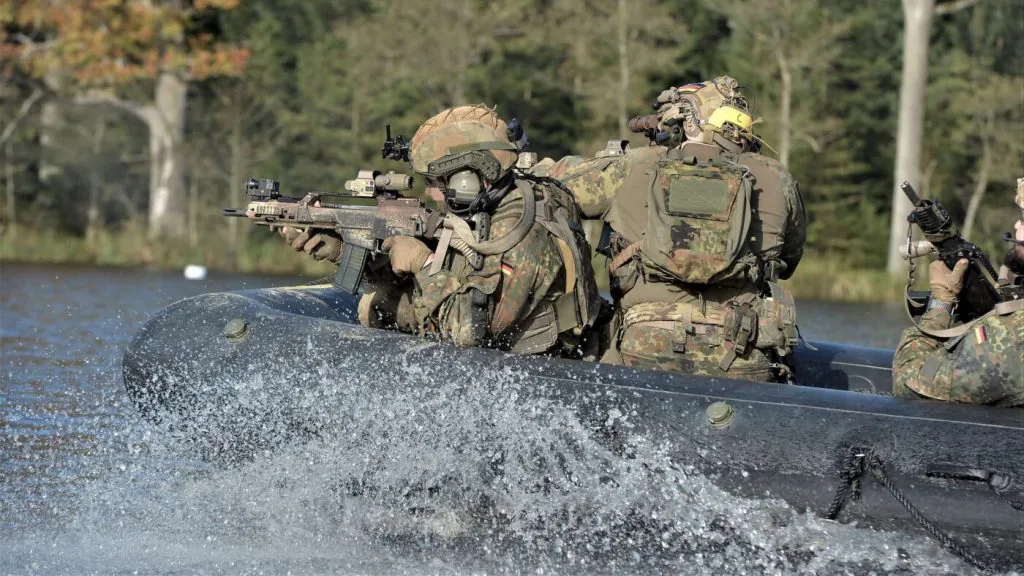 Paracadutisti tedeschi con qualifica EGB durante l&rsquo;esercitazione &ldquo;Taurus 2024&rdquo; nell&rsquo;area addestrativa di Grafenw&ouml;hr, impegnati in un&rsquo;attivit&agrave; con battello pneumatico. Foto: Bundeswehr/Carl Schulze.