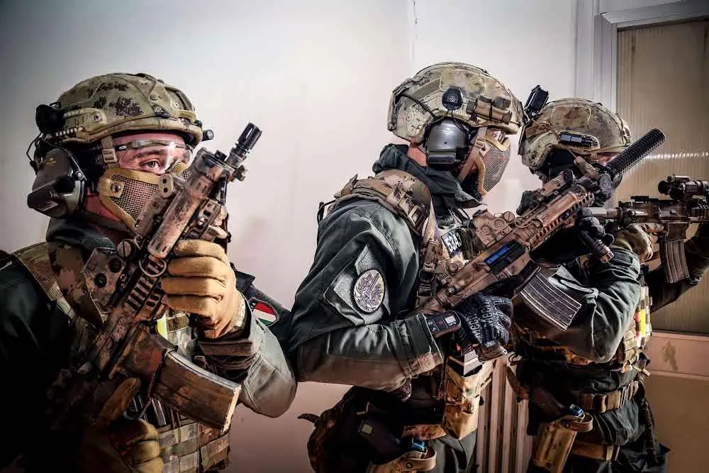 Paracadutisti e Forze Speciali sempre pi&ugrave; vicini: i modelli europei e il caso italiano
