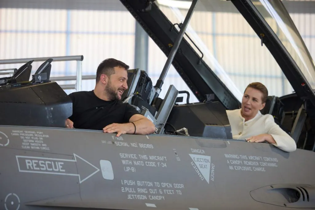 Una Svolta nei Cieli d'Europa: un F-16 ucraino abbatte per la prima volta un jet russo in un duello aria-aria